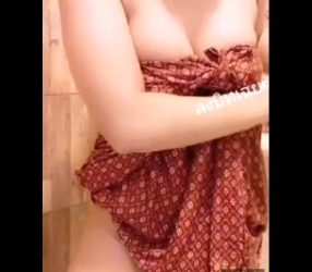 ไลฟ์18+ สาวไทยน่ารักนุ่งผ้าถุงอาบน้ำ เห็นทุกซอกทุกมุม
